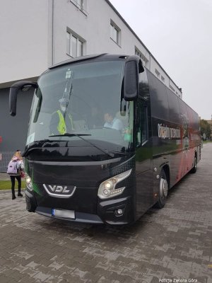 Policjant stojący w autobusie dokonuje kontroli przewoźnika