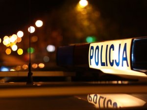 Podświetlany napis Policja na radiowozie w nocy