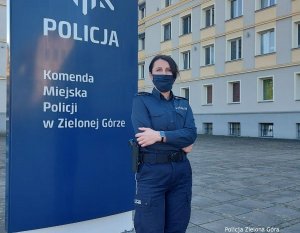 Policjantka stoi przed Komendą