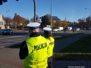 Policjanci Ruchu Drogowego pilnują bezpieczeństwa pieszych na przejściu dla pieszych