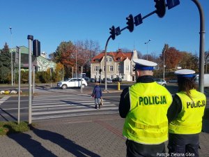 Policjanci Ruchu Drogowego pilnują bezpieczeństwa pieszych na przejściu dla pieszych