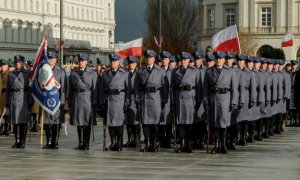 Policjanci w mundurach podczas święta 11 listopada