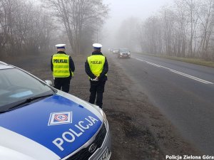 Policjanci Ruchu Drogowego przy jednej z ulic