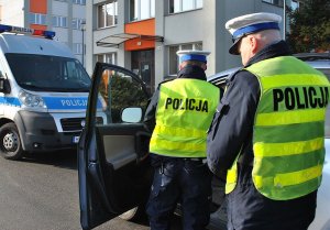 Policjanci dokonują kontroli kierującego