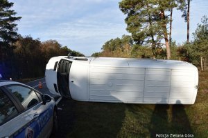 Leżący na boku biały bus