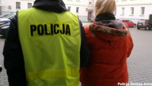 Policjant prowadzi zatrzymaną