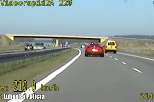 moment z nagrania z wideorejestratora ukazujący samochód marki Ferrari jadący 219 kilometrów na godzinę