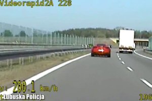 moment z nagrania z wideorejestratora ukazujący samochód marki Ferrari jadący 200 kilometrów na godzinę