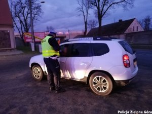 Policjanci kontrolują pojazdy