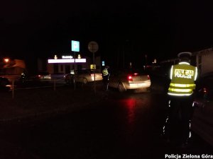 Policjanci kontrolują pojazdy