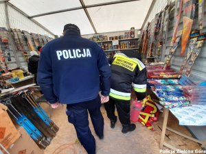 Policja i Straż Pożarna kontroluje punkty ze sprzedażą fajerwerków