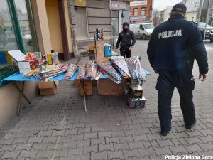 Policja i Straż Pożarna kontroluje punkty ze sprzedażą fajerwerków