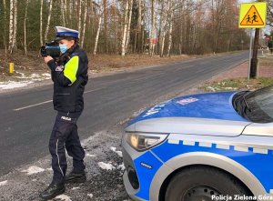 Policjantka dokonuje pomiaru prędkości