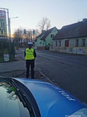 Policjanta pilnuje bezpieczeństwa na drodze