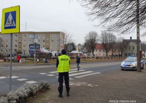 Policjant nadzoruje przejście dla pieszych