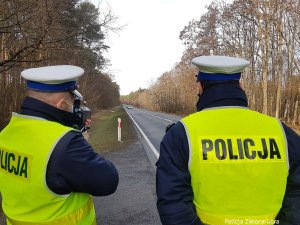 Policjanci wykonujący czynności na drodze