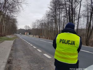 Policjanci wykonujący czynności na drodze