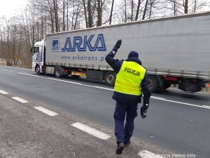 Policjanci wykonujący czynności na drodze