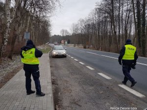 Policjanci wykonujący czynności na drodze