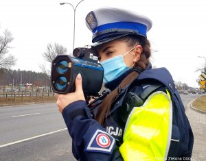 Policjanci wykonujący czynności na drodze