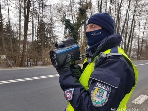 Policjanci wykonujący czynności na drodze