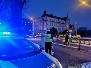 Policjant Ruchu Drogowego pilnuje bezpieczeństwa na drodze w centrum Zielonej Góry