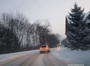 Samochód jadący zaśnieżoną ulicą