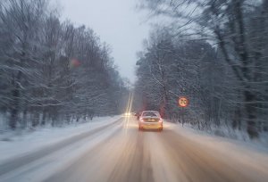 Droga podczas zimy - samochody w ruchu