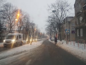 Droga w mieście podczas zimy