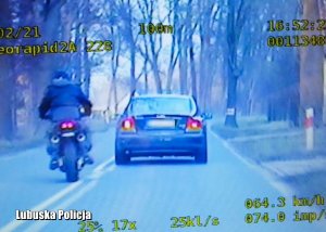 Zdjęcie z nagrania pościgu za motocyklistką