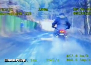 Zdjęcie z nagrania pościgu za motocyklistką