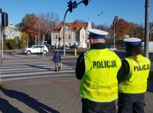 Policjanci obserwujący przejście dla pieszych