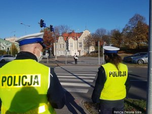 Policjanci patrolujący swój rejon służbowy