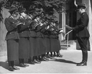 Policjantki podczas odprawy w dawnych czasach