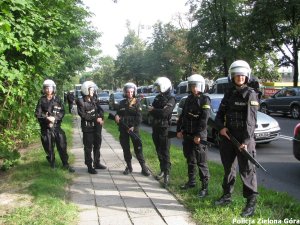 Policjantki ubrane w białe hełmy, trzymające strzelby