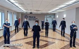 Policjanci skaczą na skakankach