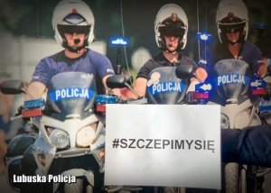 Trzech funkcjonariuszy na motocyklach propaguje szczepienia