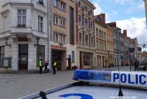 Dwóch Policjantów rozmawia z kobietą