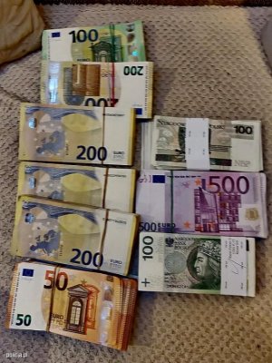 Duże ilości banknotów w walucie Euro i Polskich Złotych