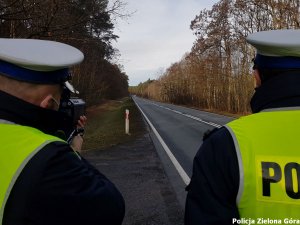 Policjanci kontrolują prędkość pojazdu na drodze