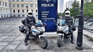 Dwóch policjantów w kaskach na motocyklach