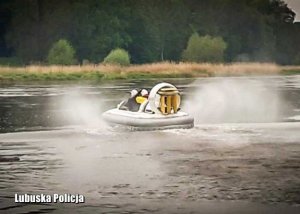 Poduszkowiec pływający na rzece