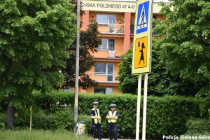 Dwóch policjantów przy przejściu dla pieszych