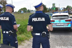 Policjanci sterujący dronem