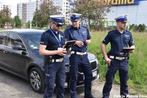 Policjanci sterujący dronami