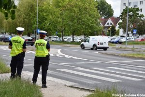 Dwoje policjantów przy przejściu dla pieszych