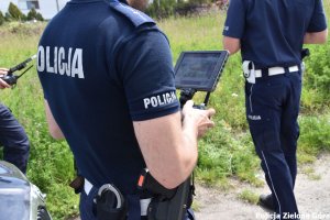 Policjant sterujący dronem