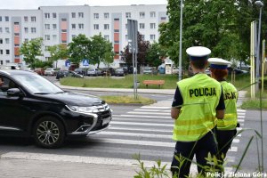 Dwoje policjantów przy przejściu dla pieszych