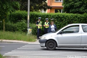 Dwoje policjantów obserwujących przejście dla pieszych