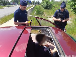 Policjant patrzący na alkomat